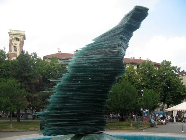 La Totalità à Turin : une sculpture de verre signée Costas Varotsos